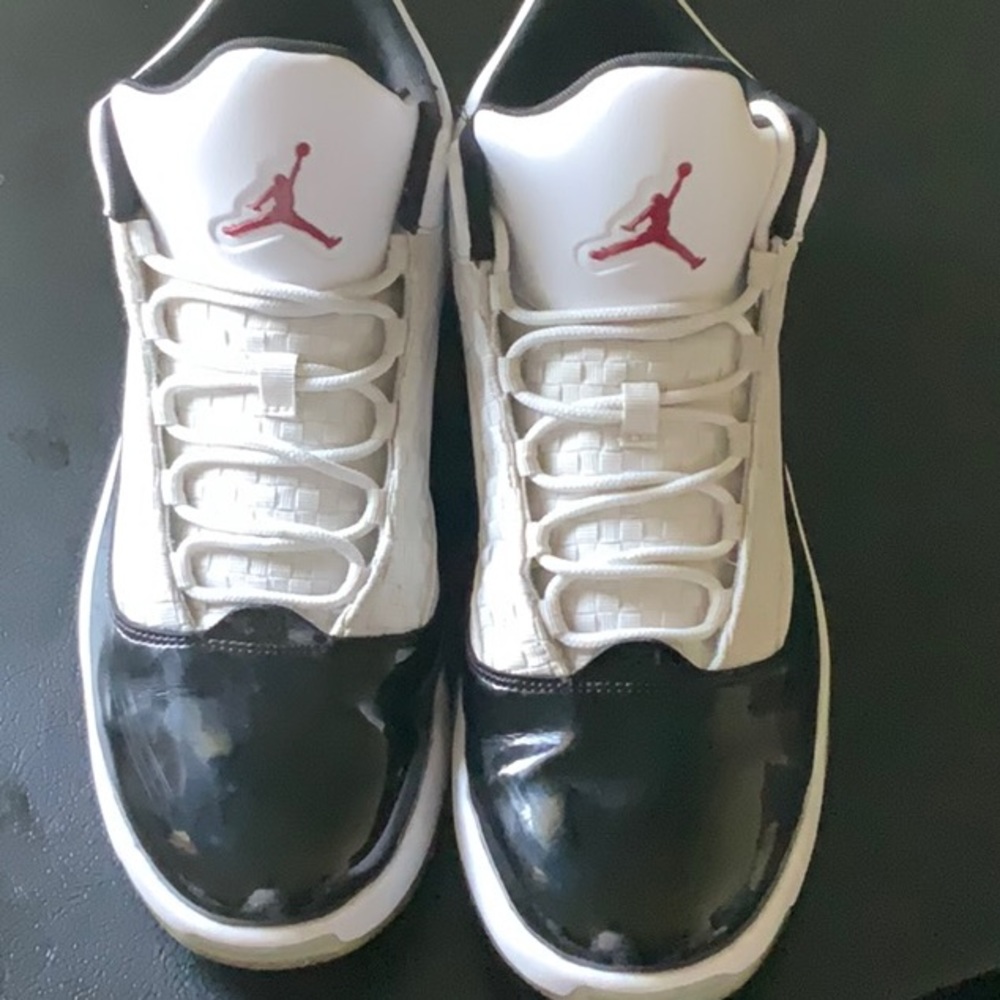 Jordan max aura 2 white gym red